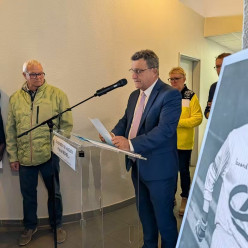 UN VESTIAIRE AU NOM DE MONSIEUR PASCAL MICHEL